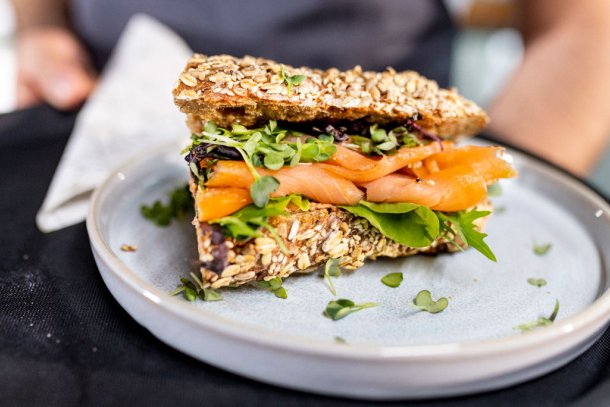 broodjes met gerookte zalm en sla