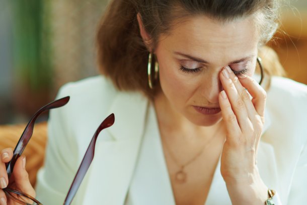 vrouw wrijft in de ogen