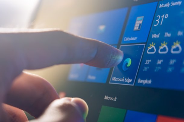 Hand van man bedient Windows 10 tablet