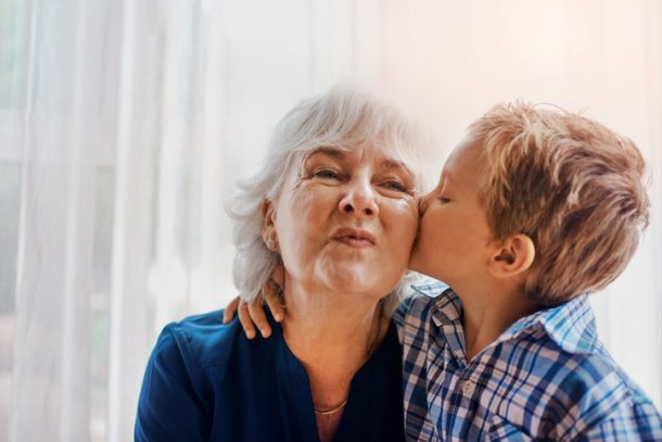 Oma krijgt klapzoen op wang van kleinzoon