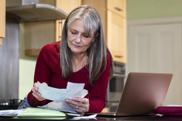 Vrouw met laptop bezig