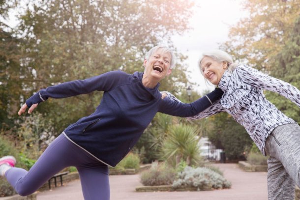 Twee fitte oudere vrouwen trainen in het park