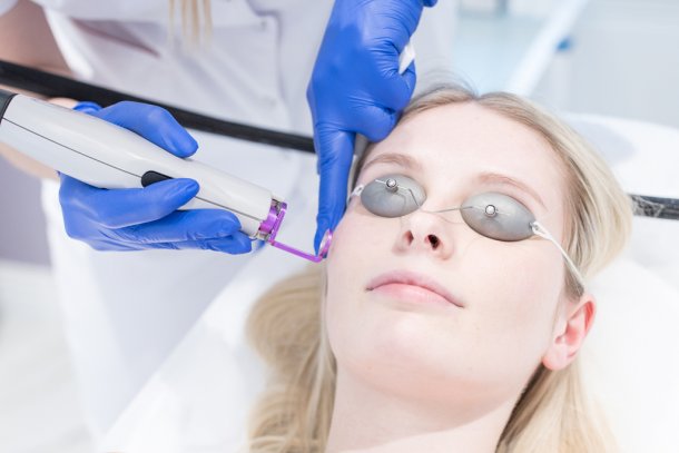 vrouw krijgt laserbehandeling