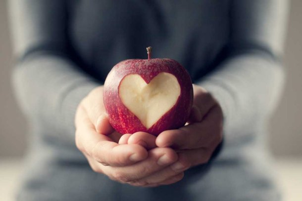 vrouw met appel met hartje