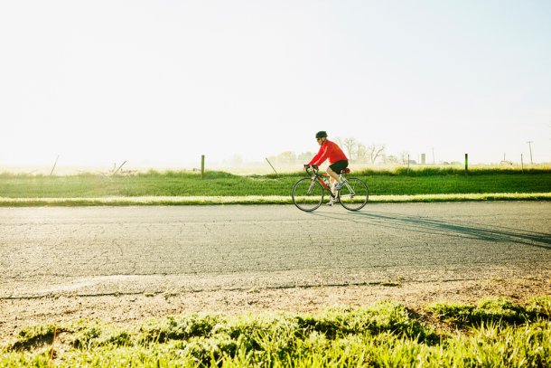 Sportieve senior aan het wielrennen op een mooie morgen