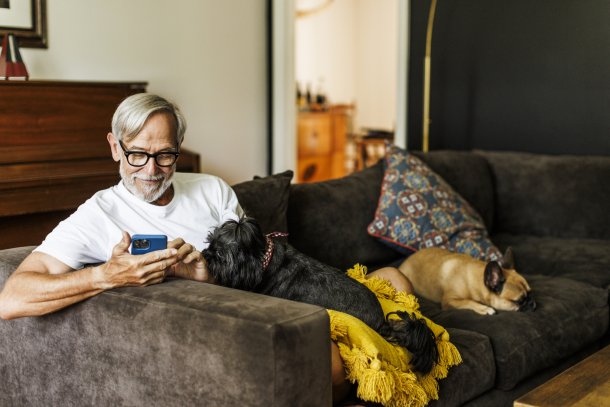Ouder paar op de bank met hond