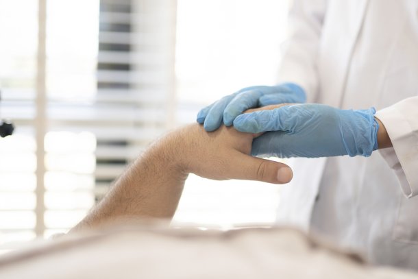 hand van iemand na orgaandonatie