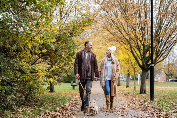 stel wandelt buiten met hond in de herfst