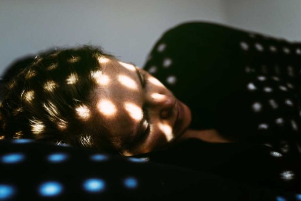 Vrouw in donkere kamer