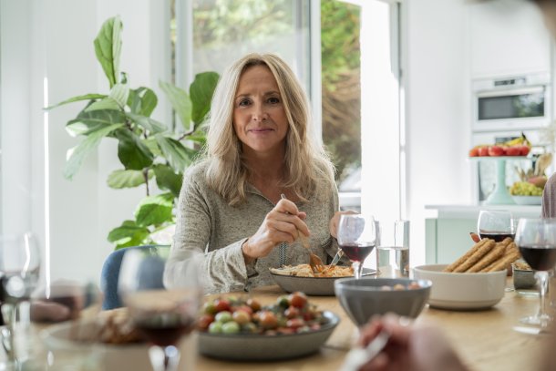Vrouw zit aan de dinertafel