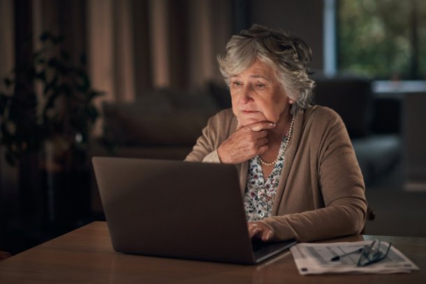 Vrouw bezig op laptop in de avond