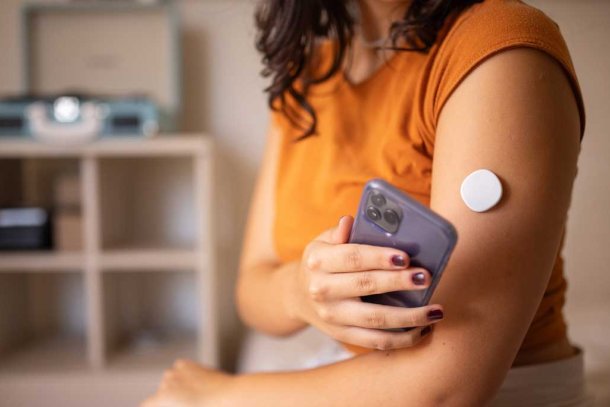 vrouw meet diabeteswaarden