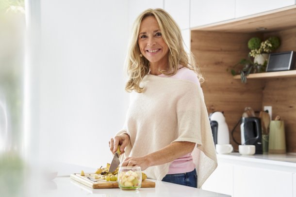 oudere vrouw eet gezond