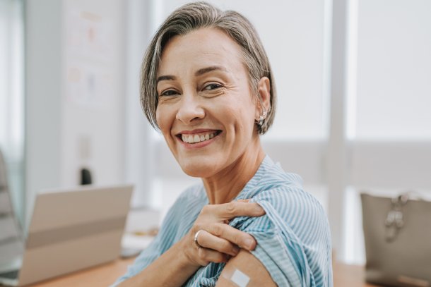 oudere vrouw is gevaccineerd