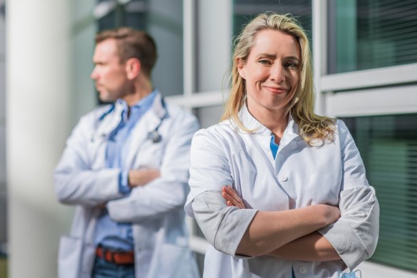 Twee huisartsen in witte jas 