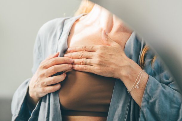 vrouw twijfelt over borstkanker