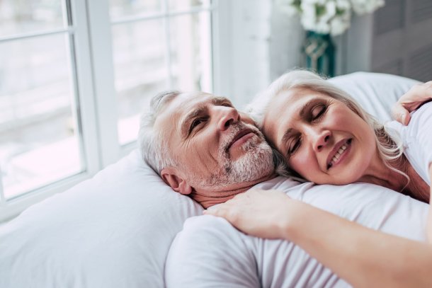 ouder stel in zomer slaapt samen
