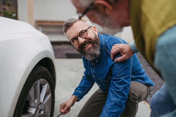 Man vervangt autoband