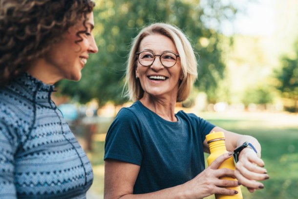 oudere vrouw wandelt met dochter
