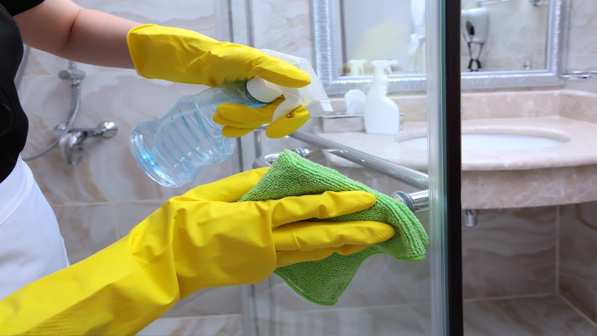 Moet Isolator Buik Zo maak je de glazen douchedeur schoon | PlusOnline