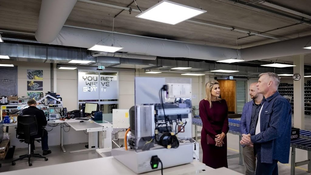 Koningin Máxima zet bezoek voort bij elektronicabedrijf in Leek