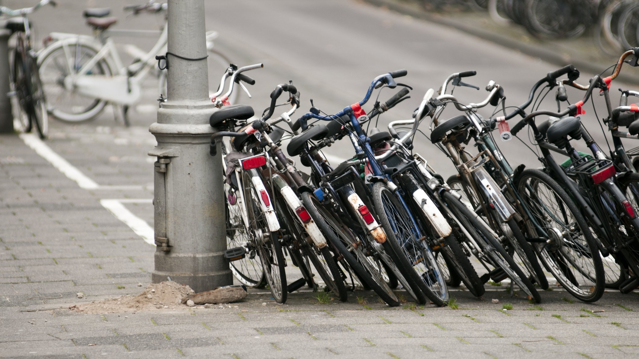 Mag ik een fiets op de stoep parkeren? | PlusOnline
