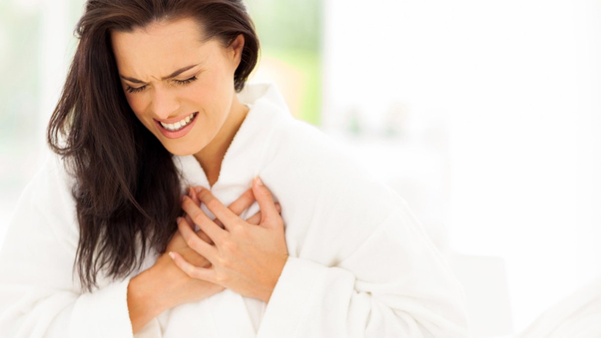 Pijn of druk op de borst: dit moet je weten | PlusOnline