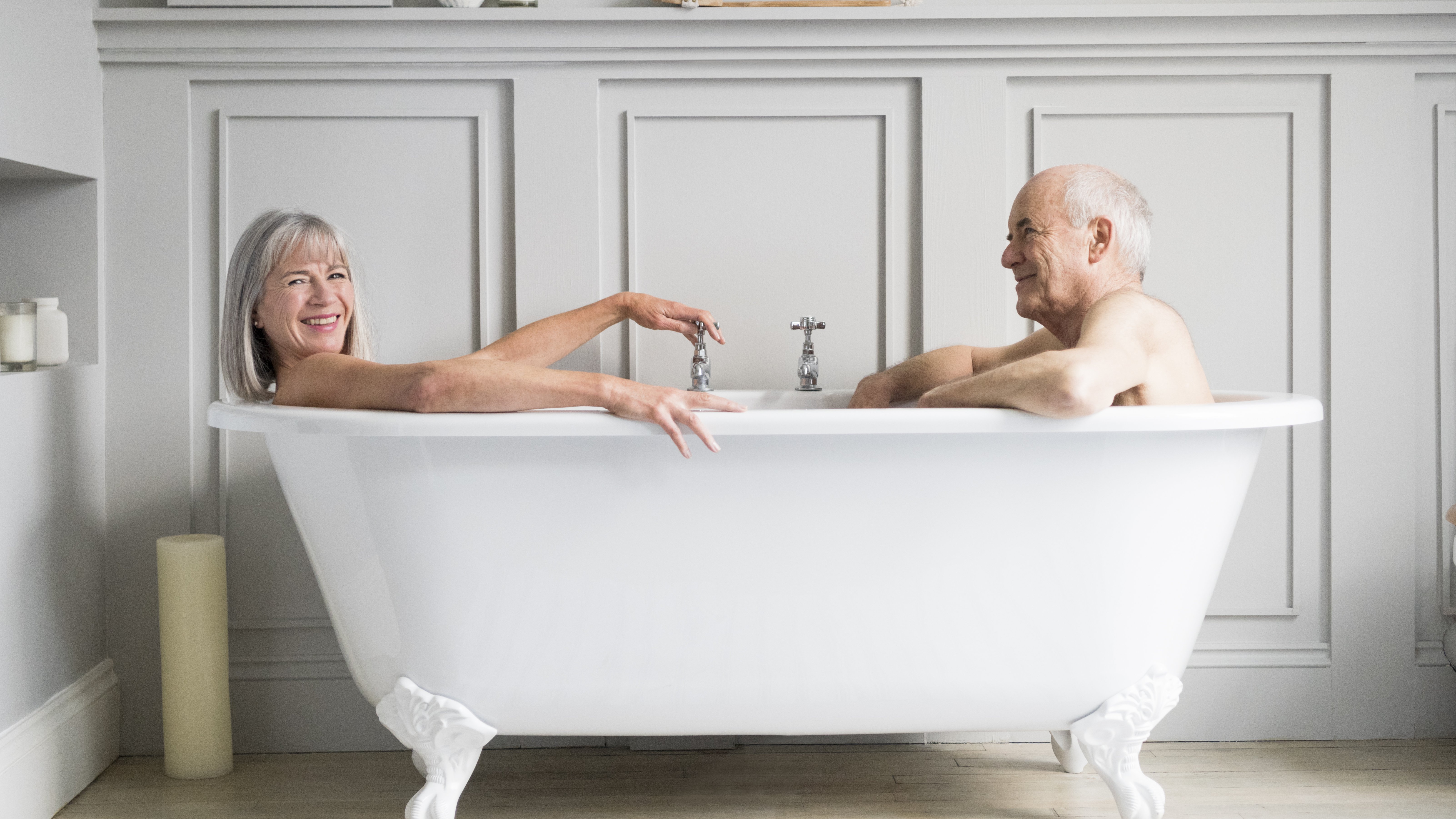 Человек купается в ванне. Моя тетя в ванной. Моя тетя в ванной. Блондинка в молочной ванне. Девушка в молочной ванне.