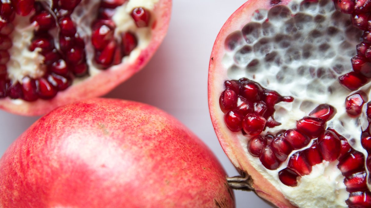 Zo haal je de pitjes uit een granaatappel | PlusOnline