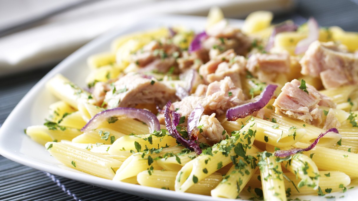 Italiaans vispakketje met tomatensalade en penne