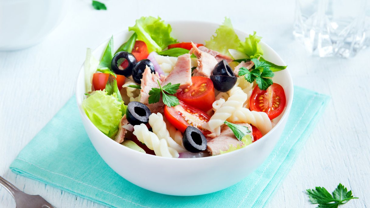 Italiaans vispakketje met tomatensalade en penne