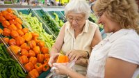 senior doet boodschappen