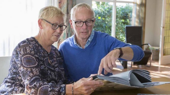 Man en vrouw kijken in gids over belastingvrij nalaten