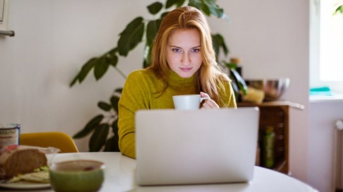 Vrouw kijkt favoriete shows op haar laptop