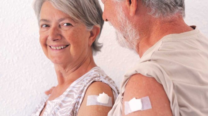 Ouder koppel heeft pneumokokkenvaccinatie gekregen