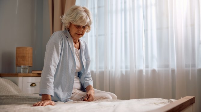 Vrouw kijkt bedachtzaam