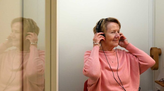 Vrouw doet luistertest