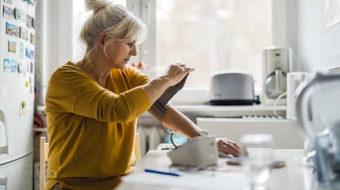 Vrouw meet bloeddruk