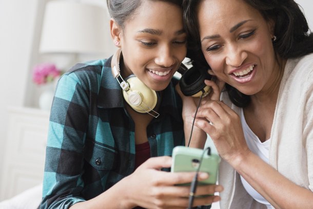 Moeder dochter luisteren smartphone muziek