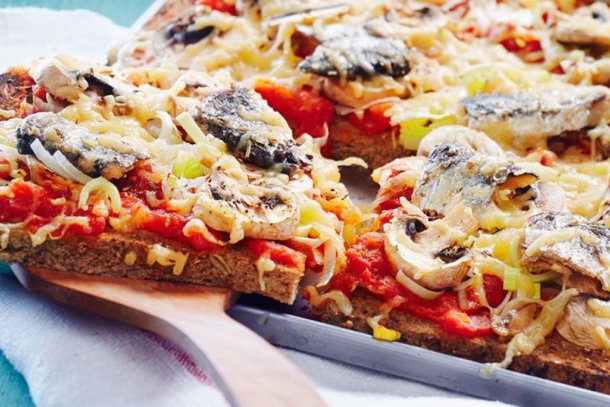 Broodpizza met sardientjes en champignons