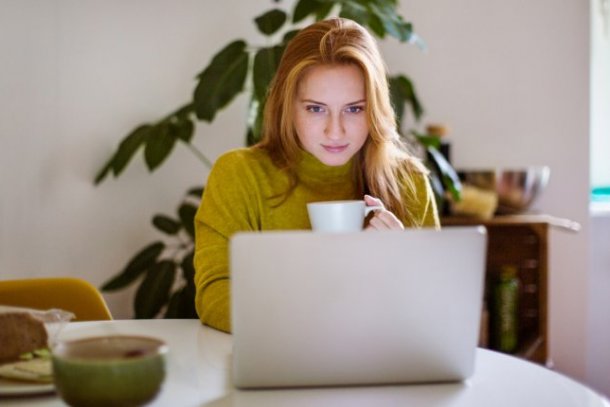 Vrouw kijkt favoriete shows op haar laptop