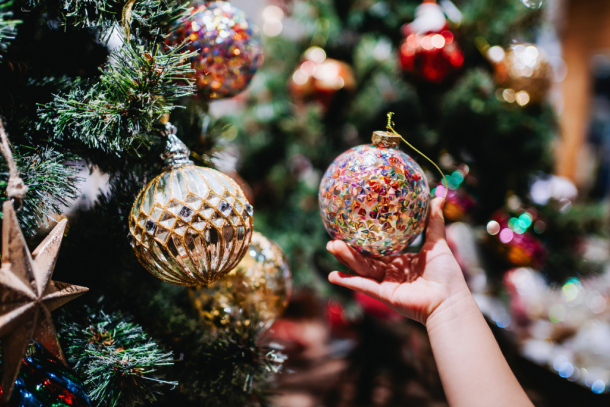 Kerstballen in een kerstboom
