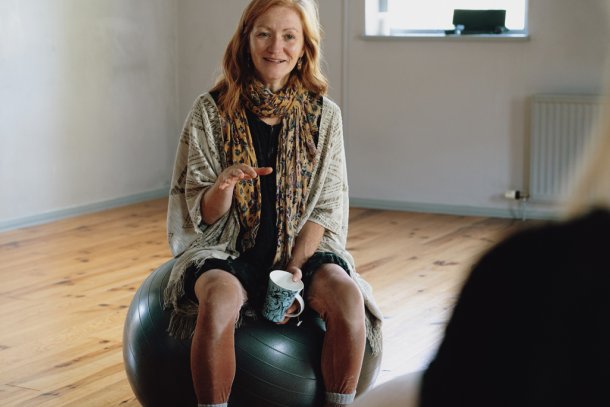 vrouw op fitnessbal