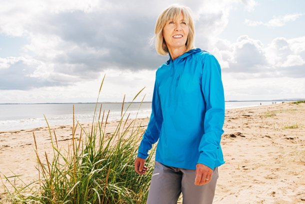 vrouw op strand 