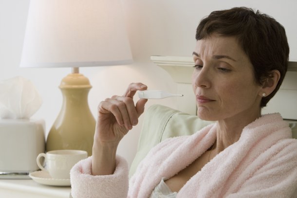 oudere vrouw kijkt naar thermometer