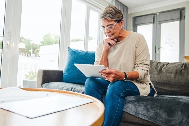 Vrouw met tablet regelt testament