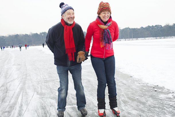 ouder stel schaatst