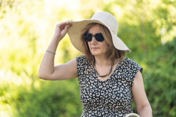 Vrouw met zonnebril en zonnehoed