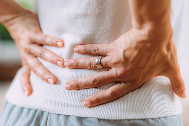 Vrouw met last van lage rugpijn