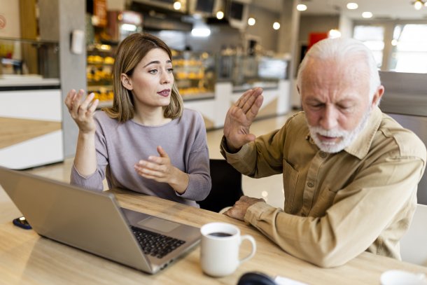Ruzie over een laptop in een cafe oudere man